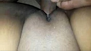 Милашка в черных чулках мастурбирует вагину в шпагате