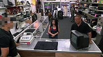 Продавщица ласкает хуй администратора в магазине